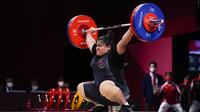 Lifter Indonesia Nurul Akmal berlaga pada cabang angkat besi +87 kg putri Olimpiade Tokyo 2020 di Tokyo, Jepang, Senin (2/8/2021). Nurul Akmal hanya berada di posisi lima dengan total angkat 256 kg. (AP Photo/Seth Wenig)