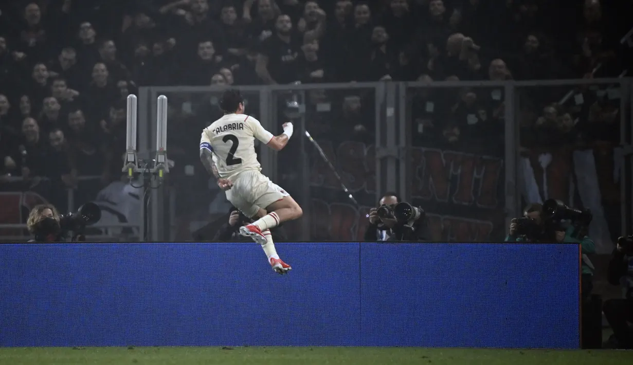 Bek AC Milan, Davide Calabria  berselebrasi usai mencetak gol ke gawang Bologna pada pertandingan Liga Serie A Italia di stadion Renato Dall'Ara, Italia, Minggu (24/10/2021). AC Milan menang atas Bologna 4-2. (Massimo Paolone/LaPresse via AP)