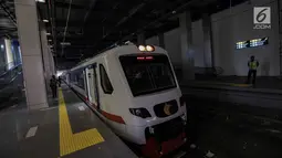 Rangkaian kereta Bandara Soekarno-Hatta yang mulai beroperasi memasuki peron stasiun Sudirman Baru, Jakarta, Selasa (26/12). Rencananya, operasional kereta bandara akan diresmikan Presiden Joko Widodo pada 2 Januari 2018. (Liputan6.com/Faizal Fanani)
