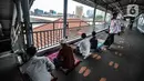 Umat Islam mendengarkan ceramah saat menunaikan salat Jumat di Stasiun Kampung Bandan, Jakarta, Jumat (7/5/2021). Sebagian jemaah menjadikan peron stasiun sebagai tempat salat dan sebagian lain berada di tangga serta jembatan penyeberangan. (merdeka.com/Iqbal S. Nugroho)