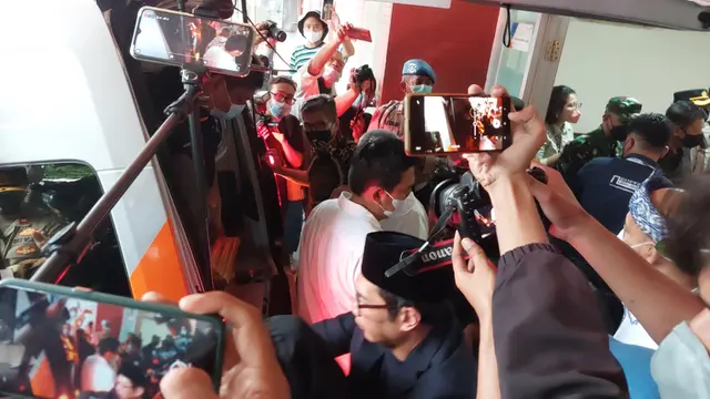 Jenazah Emmeril Kahn Mumtadz atau Eril, anak Ridwan Kamil, dimasukkan ke ambulans untuk langsung dibawa ke Bandung Jawa Barat. (Liputan6.com/Pramita Tristiawati)