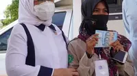 Menteri Ketenagakerjaan (Menaker) Ida Fauziah menyerahkan Bantuan Subsidi Upah (BSU) 2022 kepada para pekerja yang ada di Kota Bau Bau, Sulawesi Tenggara, Selasa (27/9/2022). (Dok Kemnaker)