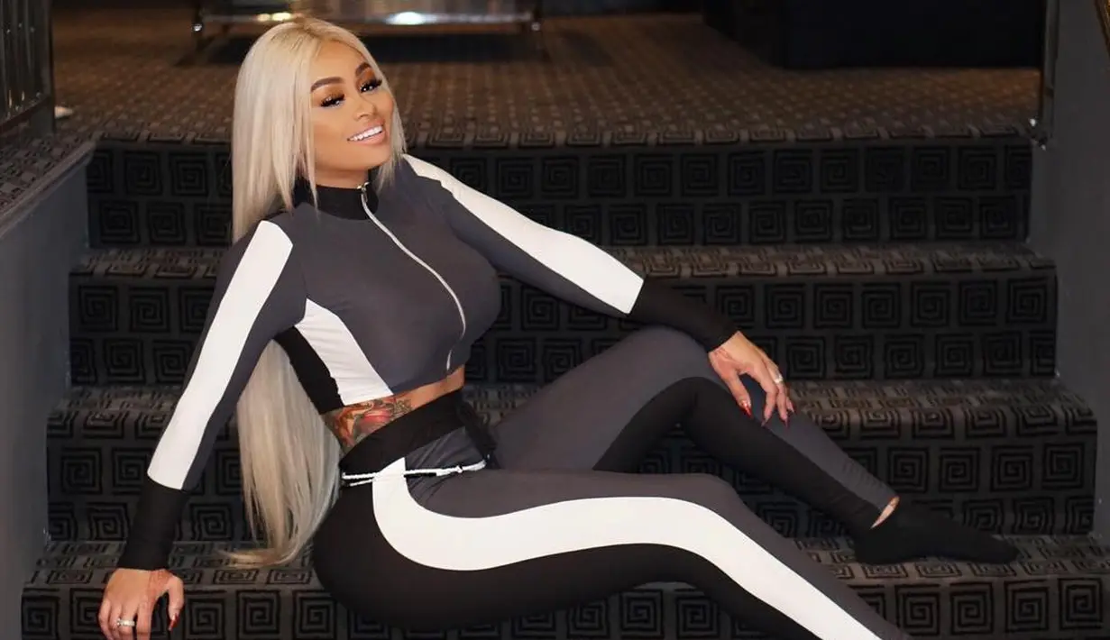 Dalam video yang tersebar, Blac terlihat melepaskan mantelnya dan mengejar seseorang. (instagram/blacchyna)