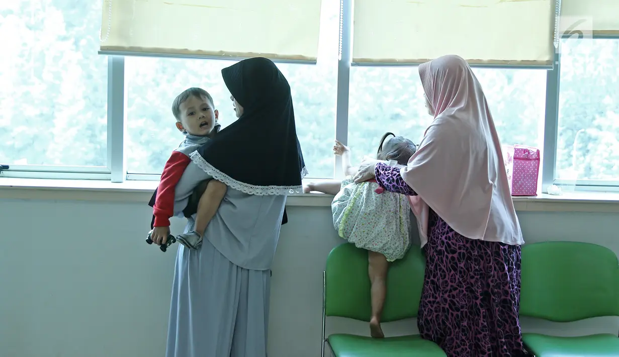 Para ibu menggendong anaknya sebelum masuk ruang operasi di RS EMC, Bogor, Jawa Barat, Sabtu (21/4). RS EMC menggelar operasi hernia dari tanggal 21-27 April 2018. (Liputan6.com/Herman Zakharia)