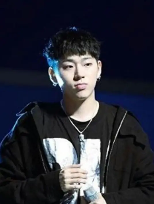 Park Kyung sangat merendah, ia mengatakan pendapatan Zico dan dirinya sangatlah jauh. Jadi Zico selalu memberikan hadiah mahal saat dirinya ulang tahun. Untuk itu ParkKyung rela menabung selama 1 tahun. (Instagram/qkrrud78)