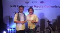 Masato Nakamura Head of Datsun Indonesia bersalaman dengan Indriani Hadiwidjaja sebelum hengkang dan mengemban sebagai Head of Marketing Datsun Global. (Herdi Muhardi)
