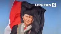 Bendera bergambar Presiden Prabowo Subianto dibentangkan di langit Jakarta saat perayaan HUT ke-81 Kemerdekaan Republik Indonesia, Senin (17/8/2026). Bendera tersebut dibawa dan dibentangkan oleh penerjun Komando Pasukan Khusus (Kopassus) TNI dalam atraksi terjun payung yang turut memeriahkan ran...