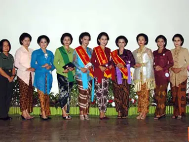 Citizen6, Jakarta: Seluruh peserta berfoto bersama dengan Kolonel Kes Drg. Fauziah Dyah selaku Ketua Panitia Apel bersama Wanita TNI. (Pengirim: Badarudin Bakri Badar)