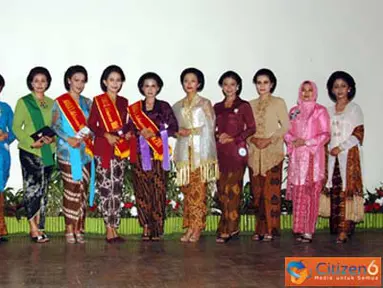 Citizen6, Jakarta: Seluruh peserta berfoto bersama dengan Kolonel Kes Drg. Fauziah Dyah selaku Ketua Panitia Apel bersama Wanita TNI. (Pengirim: Badarudin Bakri Badar)