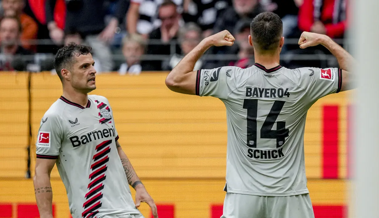 Pemain Bayer Leverkusen, Patrik Schick, melakukan selebrasi setelah mencetak gol ke gawang Eintracht Frankfurt pada laga Liga Jerman di Stadion Deutsche Bank Park, Senin (6/5/2024). Leverkusen menang dengan skor telak 5-1. (AP Photo/Michael Probst)