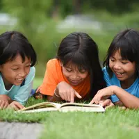 potret 3 anak kecil sedang membaca di taman/copyright freepik.com/jcomp