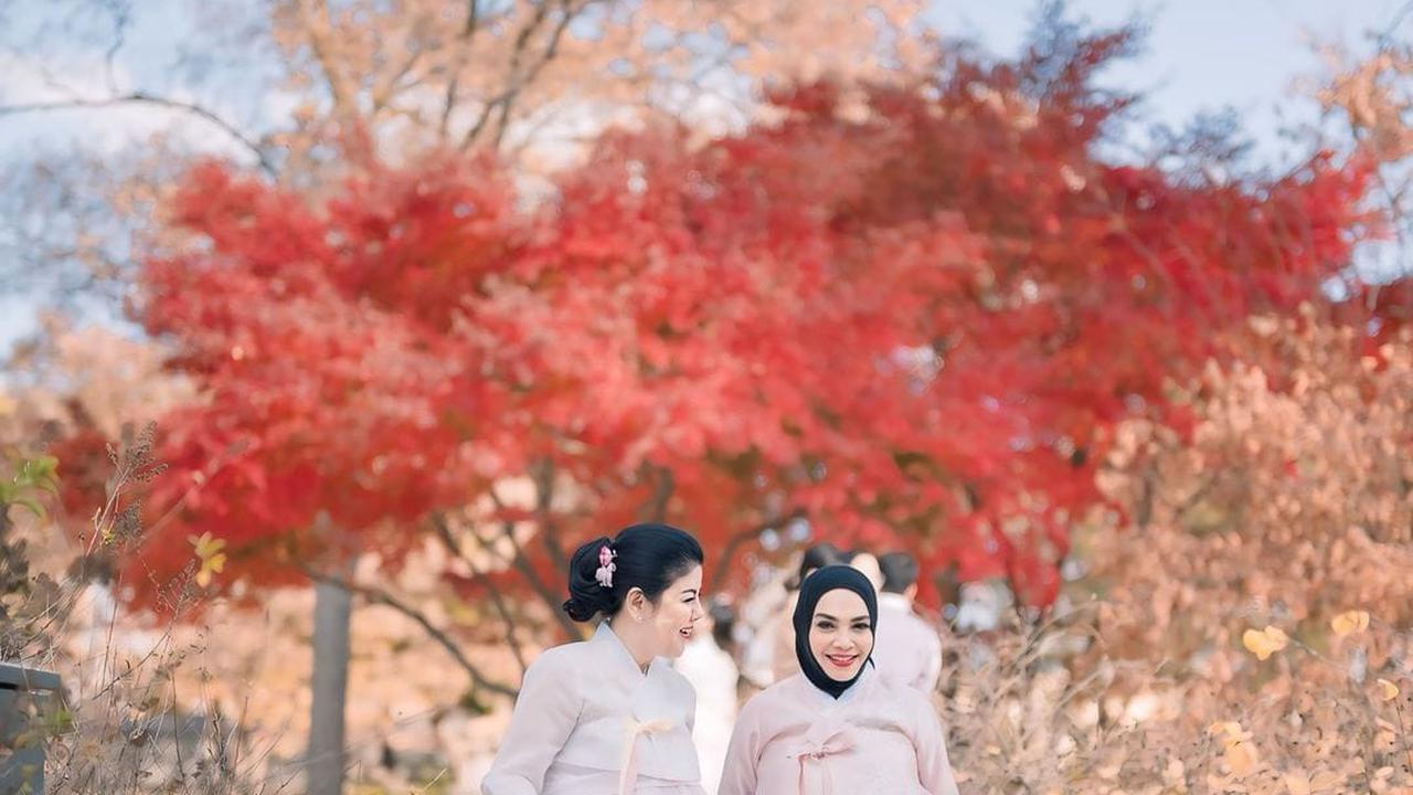 Potret Cantik Mami Rieta Amilia dan Desiree Tarigan Pakai Handbok di Korea, Bestie Awet Muda