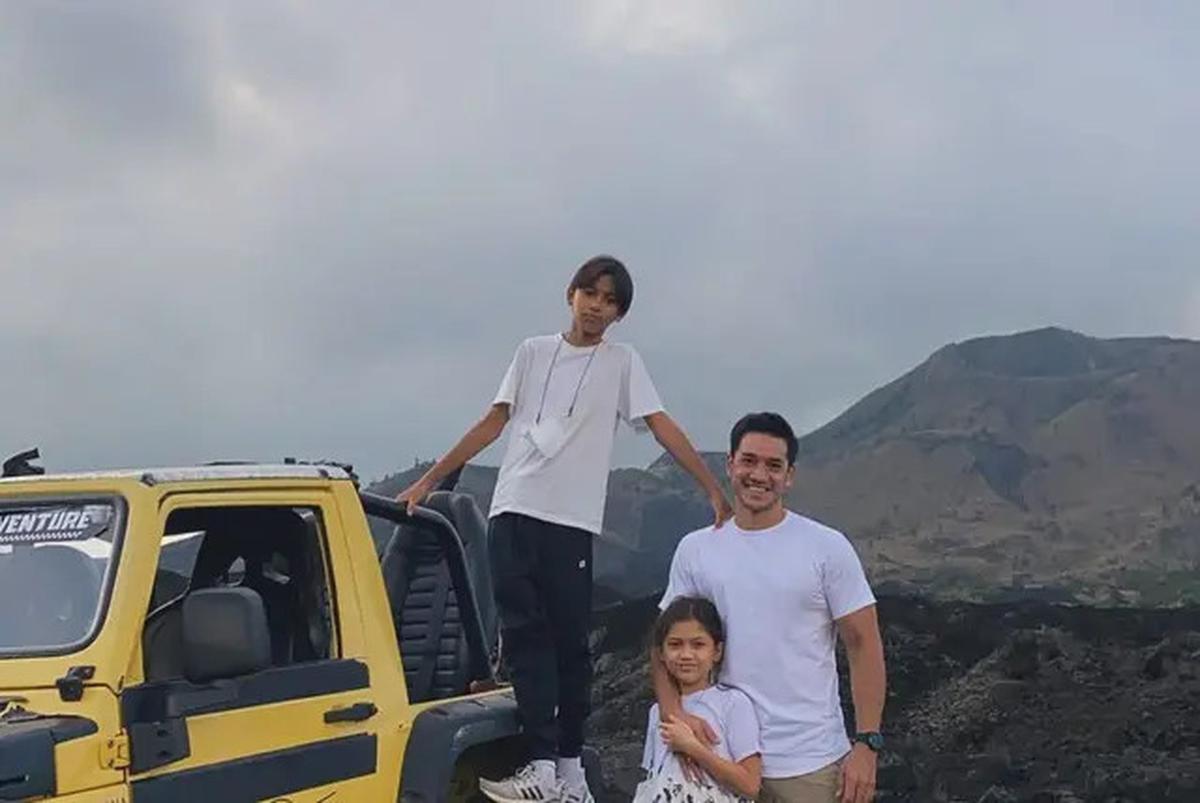 6 Transformasi Kebersamaan Andrew White dan Dua Anaknya, Sosok Ayah Idaman