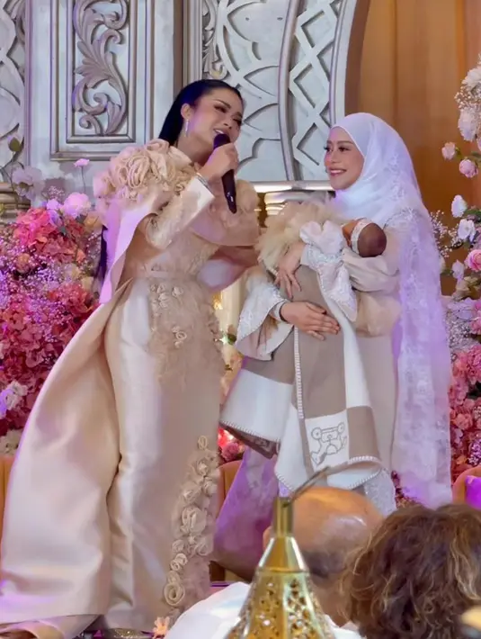 Sebagai pengisi acara, Kris Dayanti hadir dengan busana modest yang elegan. Gaun dengan sentuhan bunga 3D membuat penampilannya semakin menawan dan memancarkan aura glamor. [@lesti.kejora].