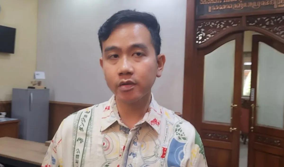 Entah karena kesal atau capai, Gibran pun berseloroh. Ia meminta wartawan untuk libur pada hari ini, Kamis (19/10).<br>