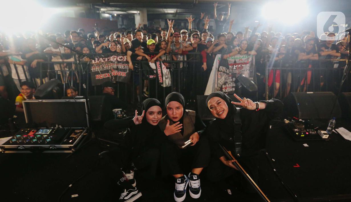 Voice of Baceprot seakan mendobrak stereotipe tentang Islam dan perempuan berhijab. (Liputan6.com/Angga Yuniar)