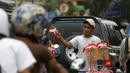 Penjual bendera mini atau pajangan mobil bernuansa merah putih kerap ditemui menjelang HUT RI. (Source: Ist)