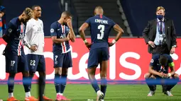 Para pemain PSG tertunduk usai pertandingan final Liga Champions melawan Bayern Munchen di stadion Luz di Lisbon, Portugal, Minggu, (23/8/2020). Bayern Munchen menang tipis atas PSG 1-0. (LLUIS GENE / POOL / AFP)