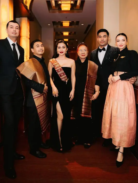 Ariel Tatum kenakan strapless dress dengan rok slit hitam yang menawan rancangan Didiet Maulana [@arieltatum]