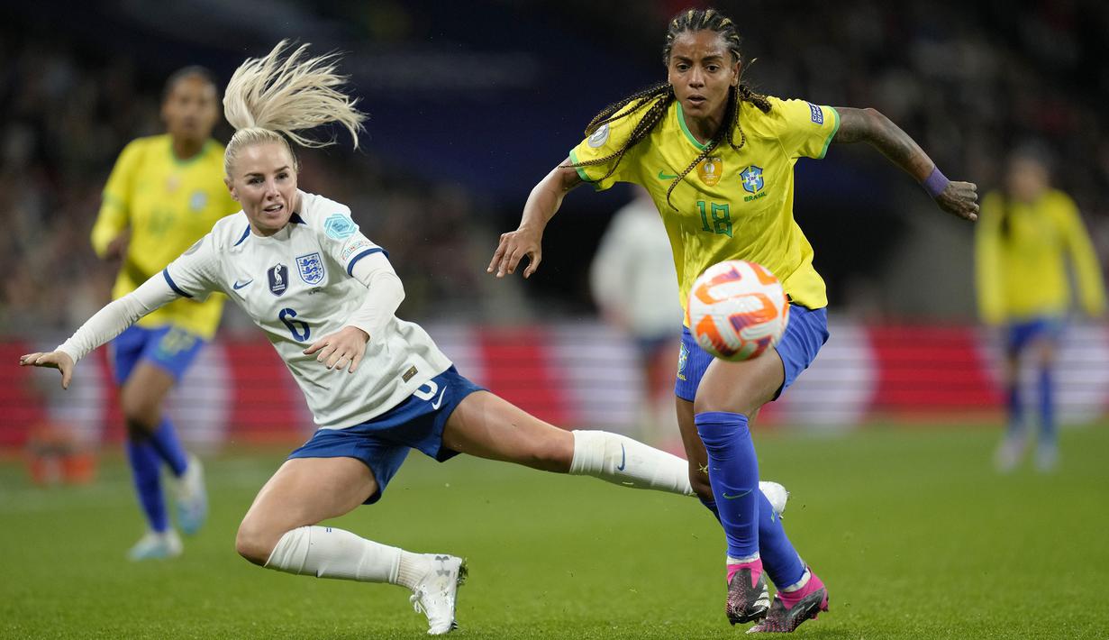 Pemain Timnas Brasil, Geyse (kanan) berebut bola dengan pemain Timnas Inggris, Alex Greenwood pada laga Finalisima Putri 2023 di Stadion Wembley, London, Jumat (07/04/2023) WIB. The Three Lions secara dramatis mengalahkan Brasil dengan skor 4-2 dalam babak adu penalti setelah bermain imbang 1-1 di waktu normal. (AP Photo/Kirsty Wigglesworth)