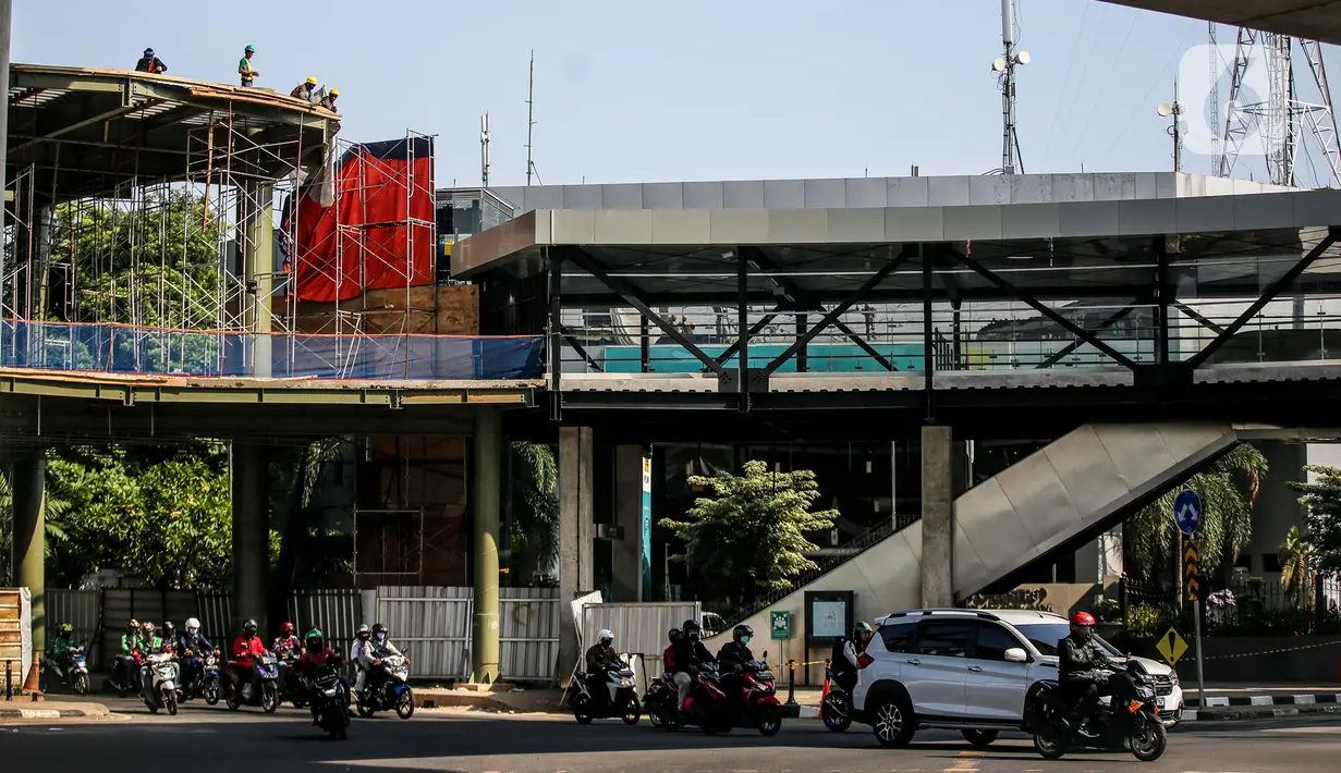 Suasana area proyek pembangunan skybridge di simpang CSW, Jakarta Selatan, Senin (27/7/2020). Proyek yang akan mengintegrasikan Halte Transjakarta Koridor 1 (Blok M-Kota) dan Koridor (Ciledug-Mampang) dengan Stasiun MRT Asean ditargetkan rampung akhir 2020. (Liputan6.com/Faizal Fanani)