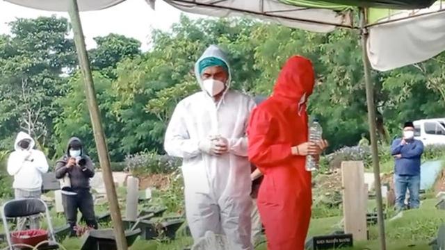 6 Potret Ketegaran Teddy Syah Melepas Kepergian Jenazah Rina Gunawan