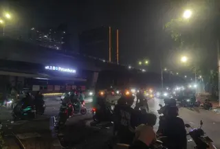 Massa masih berkerumun di sejumlah titik di kawasan Slipi dan Petamburan, Jakarta, hingga Jumat (28/8/2026) dini hari, setelah demonstrasi di sekitar Gedung DPR/MPR. (Foto: Antara)
