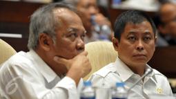 Menhub Iqnasius Jonan (kanan) dan Menteri Pekerjaan Umum Basuki Hadi Muljono saat raker dengan Komisi V DPR, Jakarta, (19/7) Komisi V DPR mengusulkan persetujuan mengenai anggaran RAPBN Perubahan 2017 3 kementerian tersebut. (Liputan6.com/Johan Tallo)