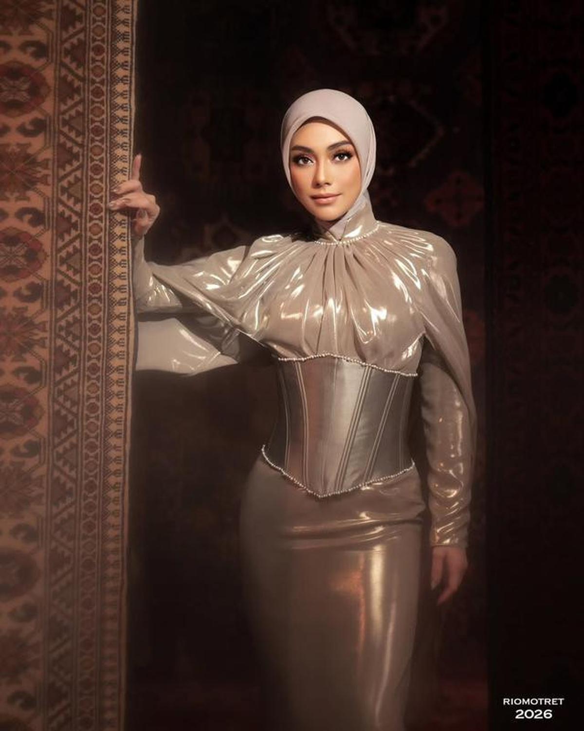 8 Potret Celine Evangelista Pakai Gaun Cape Elegan, Tampil Anggun dalam Balutan Hijab yang Menawan