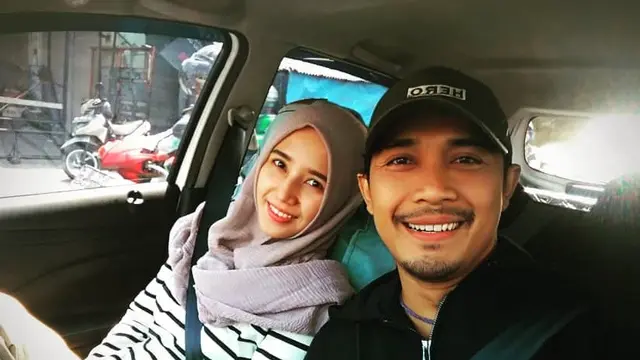 6 Potret Kebersamaan Wawan 'Klantink' dan Istri, Selalu Romantis