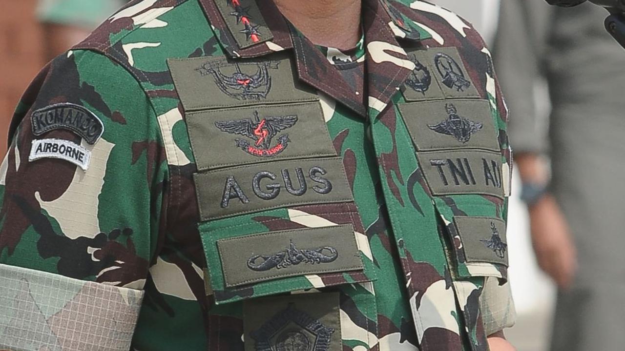 Panglima TNI Jenderal TNI Agus Subiyanto menyampaikan pengarahan saat pelepasan pengiriman payung udara untuk penyaluran bantuan kemanusiaan ke Jalur Gaza, Palestina di Lanud Halim Perdanakusuma, Jakarta, Jumat (29/3/2024).