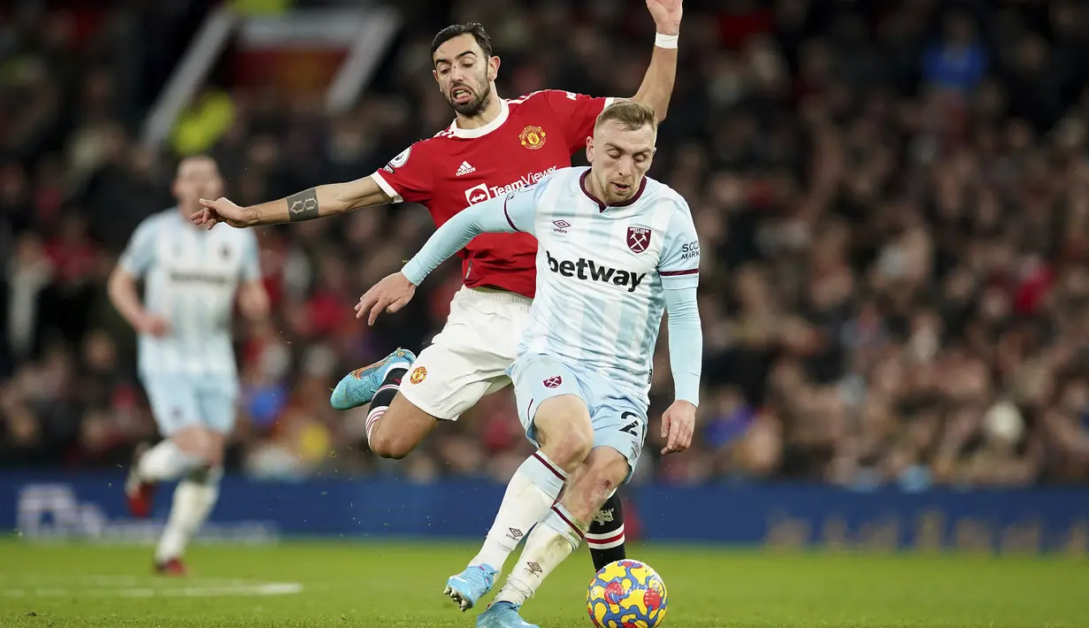 Pada menit ke-54 giliran West Ham United yang memiliki peluang. Tembakan Jarrod Bowen memanfaatkan rebound dari situasi sepak pojok masih menyamping di sisi kiri gawang David De Gea. (AP/Dave Thompson)