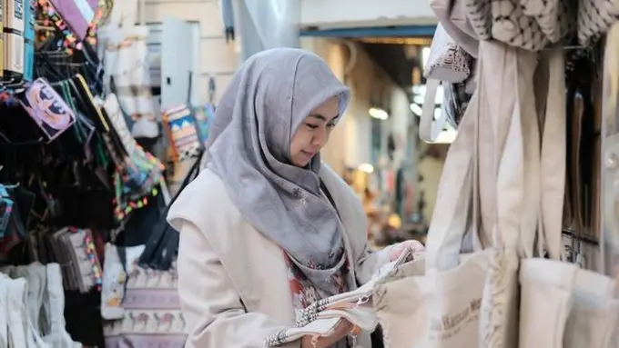 Potret Oki Setiana Dewi Asyik Belanja di Pasar Khan El Khalili. (instagram/okisetianadewi)