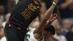 Aksi pemain Cleveland, Tristan Thompson (tengah) mencoba merebut bola dari jangkauan pemain Celtics pada gim keenam final wilayah timur NBA basketball di Quicken Loans Arena, (25/5/2018). Cavaliers menang 109-99. (AP/Ron Schwane)