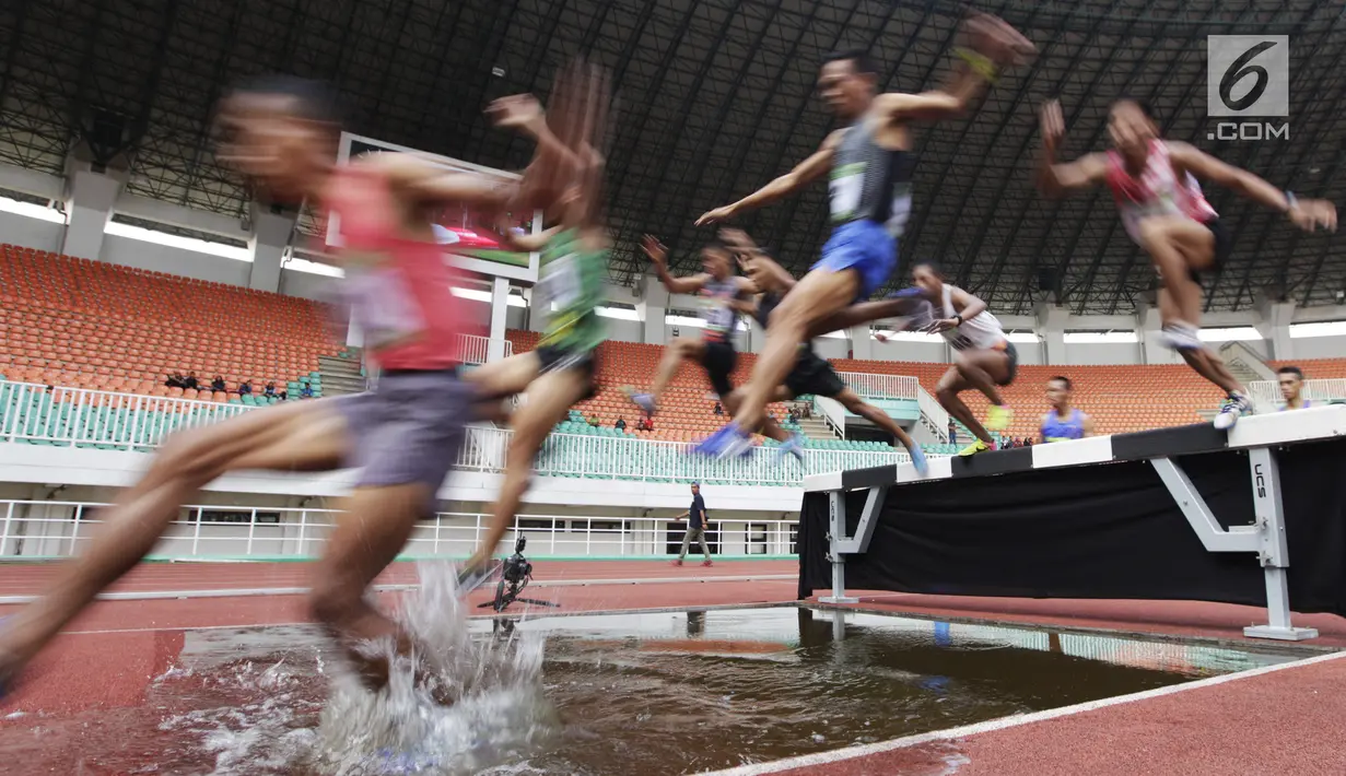 Para pelari melompat saat tampil pada Kejurnas Atletik 2019 nomor 3.000 meter steeplechase senior di Stadion Pakansari, Bogor pada Rabu (8/8/2019). Kejurnas Atletik berlangsung dari 3 hingga 7 Agustus. (Bola.com/Vitalis Yogi Trisna)