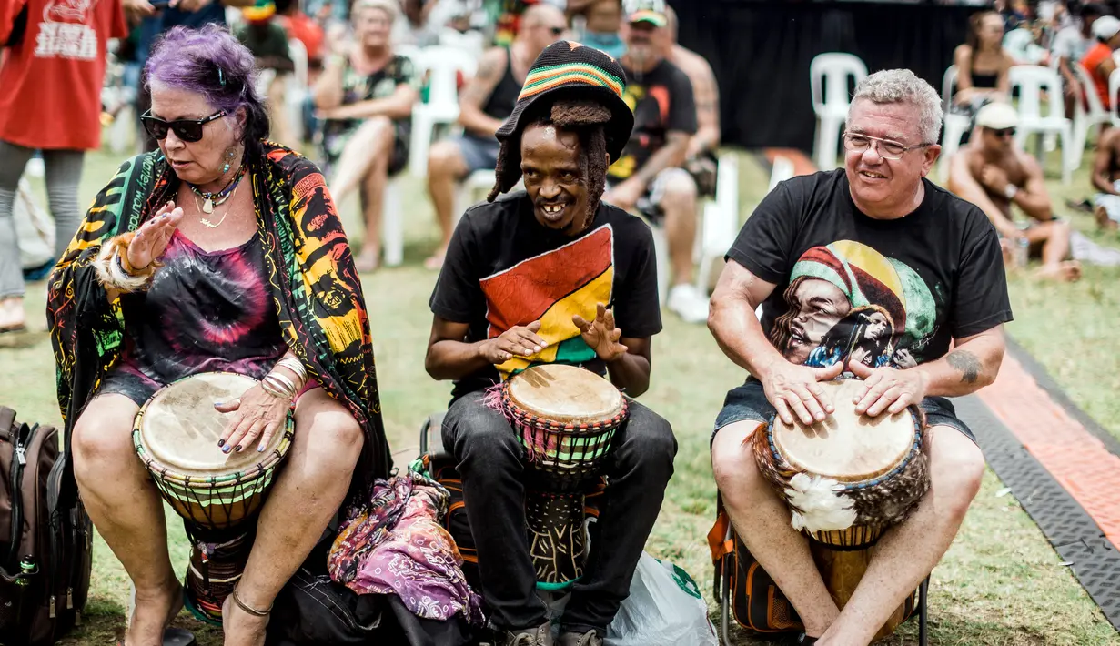 Penggemar musik reggae bermain alat musik jimbe saat memperingati ulang tahun Bob Marley dalam One Love Festival and Rasta Fair di North Beach Amphitheatre, Durban, Afrika Selatan, Minggu (3/2). (RAJESH JANTILAL/AFP)