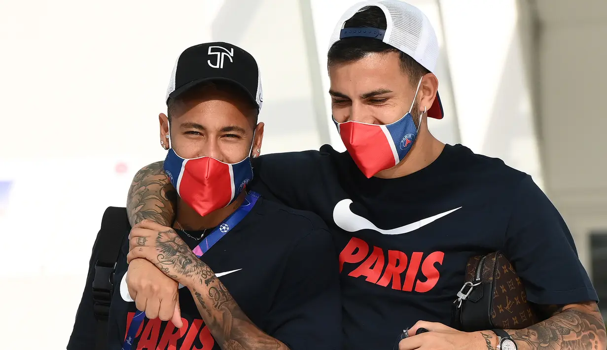 Pemain Paris Saint-Germain Neymar (kiri) dan Leandro Paredes meninggalkan hotel mereka untuk menghadiri sesi latihan di Lisbon, Portugal, 17 Agustus 2020. Neymar, Leandro Paredes, dan Angel Di Maria dinyatakan positif terpapar virus corona COVID-19. (FRANCK FIFE/AFP)