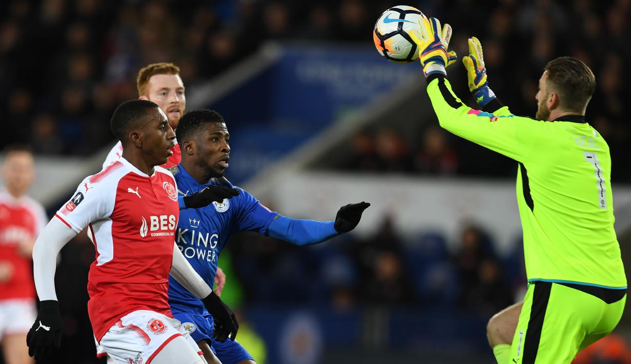 Aksi kiper Fleetwood Town, Chris Neal (kanan) mengamankan bola dari kejaran pemain Leicester City pada babak ketiga Piala FA di King Power Stadium, Leicester, (16/1/2018). Leicester City menang 2-0. (AFP/Paul Ellis)