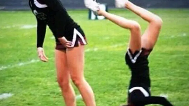 6 Tingkah Cheerleader saat Lompat Ini Bikin Melongo