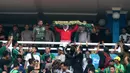 Gubernur Jawa Timur, Khofifah Indar Parawangsa memberikan dukungan pada laga final di Stadion Gelora Delta, Sidoarjo, Kamis (20/2). (Bola.com/Aditya Wany)