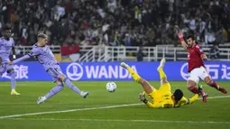 Pemain Real Madrid, Federico Valverde mencetak gol kedua timnya ke gawang Al Ahly pada laga semifinal Piala Dunia Antarklub 2022 yang berlangsung di Prince Moulay Abdellah Stadium, Rabat, Maroko, Kamis (09/02/2023) dini hari WIB. Valverde tampil mengagumkan pada laga tersebut dengan mencetak 1 gol dari 3 tembakannya. Pemain berkebangsaan Uruguay tersebut juga sukses menorehkan 3 dribel sukses, 88% umpan akurat, 1 umpan kunci, dan terlibat dalam 5 duel perebutan bola di lapangan. (AP Photo/Manu Fernandez)