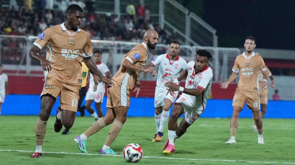 BRI Super League: Dipermalukan Dewa United, Hendri Susilo Kesal Pemain Malut United Tak Jalankan Instruksi