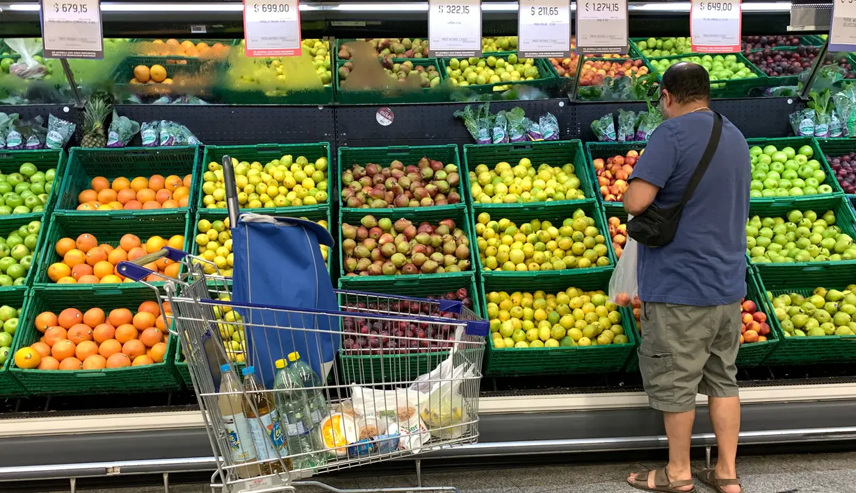 Seorang pria membeli buah di sebuah supermarket di Buenos Aires, Argentina, Rabu (15/3/2023). Tingkat inflasi Argentina telah melonjak melampaui 100 persen untuk pertama kalinya sejak akhir hiperinflasi di awal tahun 90-an. (Photo by STRINGER / AFP)