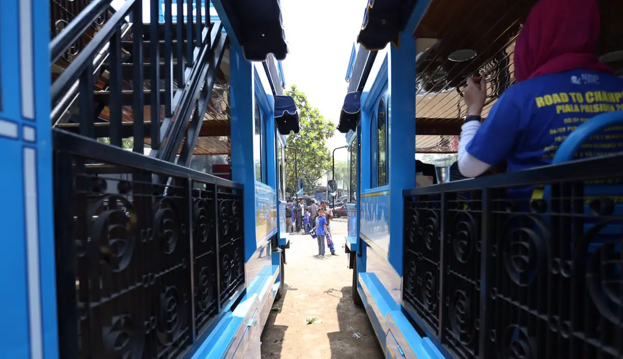 Beberapa Bus Bandung Tour on Bus (Bandros) yang akan mengangkut para pemain Persib Bandung dalam Pawai Persib Juara Piala Presiden bersiap di Kota Baru Parahyangan, Bandung, Minggu (25/10/2015). (Bola.com/Nick Hanoatubun)