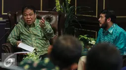 Ketua Mahkamah Konstitusi (MK) Arief Hidayat berbincang dengan sejumlah pimpinan KPK di Gedung Mahakamah Konstitusi, Jakarta, Rabu (6/1/2016). Pertemuan membahas koordinasi terkait penanganan korupsi. (Liputan6.com/Faizal Fanani)