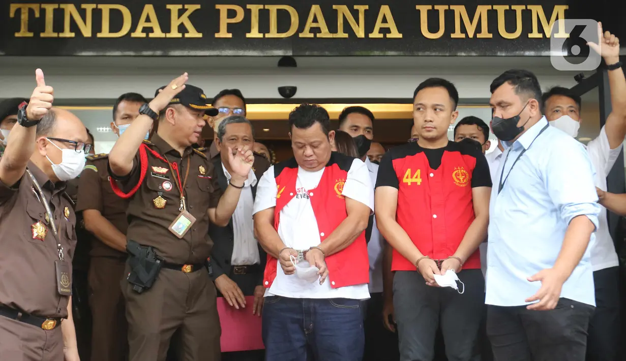 Dua tersangka kasus pembunuhan berencana Brigadir J, Kuat Ma’ruf dan Ricky Rizal ditunjukkan petugas saat proses pelimpahan berkas perkara tahap dua kasus di Gedung Kejaksaan Agung, Jakarta, Rabu (5/10/2022). Penyidik Bareskrim Polri menyerahkan 11 tersangka dan barang bukti kepada Kejaksaan Agung dalam pelimpahan tahap dua terkait kasus pembunuhan berencana Brigadir J dan obstruction of justice yang salah satunya menjerat mantan Kadiv Propam Ferdy Sambo. (Liputan6.com/Herman Zakharia)