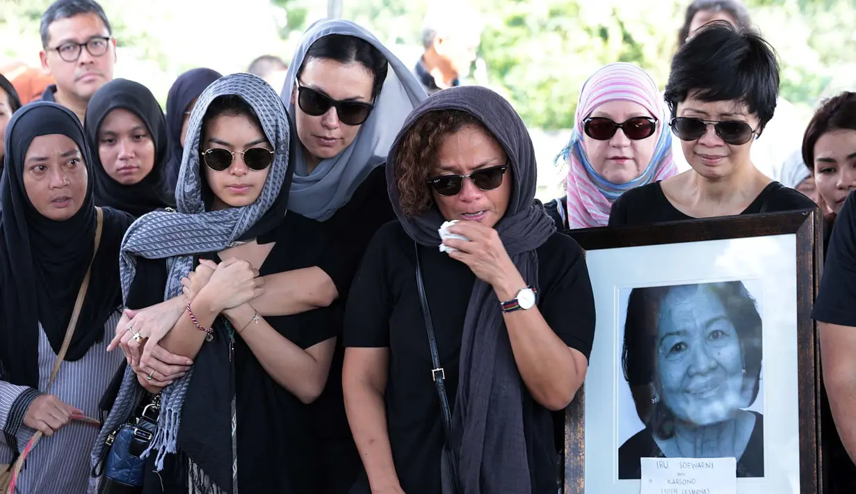 "Cuma mau ngasih tau aja (eyang) Uti sangat luar biasa. Saya tidak bisa berkata banyak, hanya itu saja," singkat Eva Celia di TPU Tanah Kusir, Jakarta Selatan, Rabu (28/6/2017). (Deki Prayoga/Bintang.com)