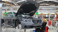 Di BMW Production Network 2, Gaya Motor mampu merakit hingga 6 unit All-New BMW 730Li per hari, Jakarta, Rabu (30/11). Perakitan mobil ini juga didukung para ahli manufaktur dari Jerman. (Liputan6.com/Angga Yuniar)