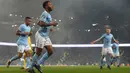 Raheem Sterling (tengah) menyumbangkan dua gol untuk Manchester City saat melawan Tottenham Hotspur pada lanjutan Premier League di Etihad Stadium, Manchester, (16/12/2017). City menang 4-1. (AFP/Paul Ellis)