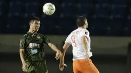 Bek Tira Persikabo, Khurshed Beknazarkov, duel udara dengan striker Perseru Serui, Turkovic Nedo, pada laga Piala Presiden 2019 di Stadion Si Jalak Harupat, Jawa Barat, Kamis (7/3). (Bola.com/M Iqbal Ichsan)